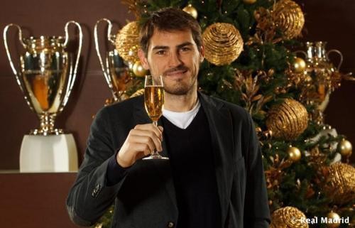 Đội trưởng Iker Casillas tận hưởng không khí Noel cùng các đồng đội
